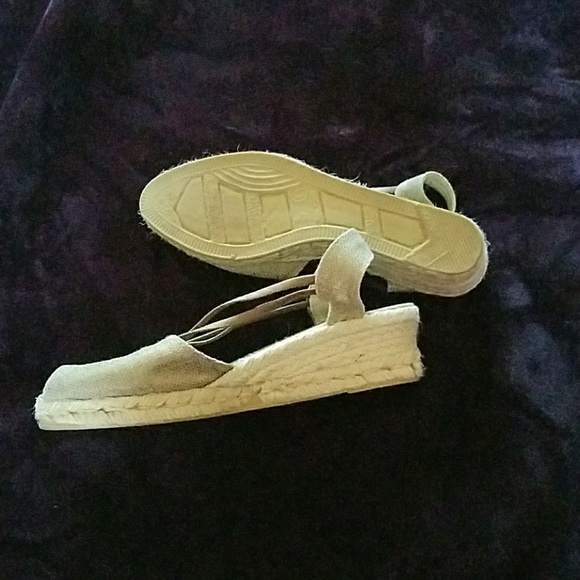 Sandles - Picture 2 of 3